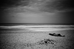 Atlantic-Ocean;-Beach;-Beach-shelter;-Beach-side-restaurant;-Benin;-Cadjéhoun-Beach;-Cotonou;-Disposable-dishware;-Environment;-Kaleidos;-Kaleidos-images;-La-parole-à-limage;-Pollution;-Tarek-Charara;-Waste;-Wave;-West-Africa